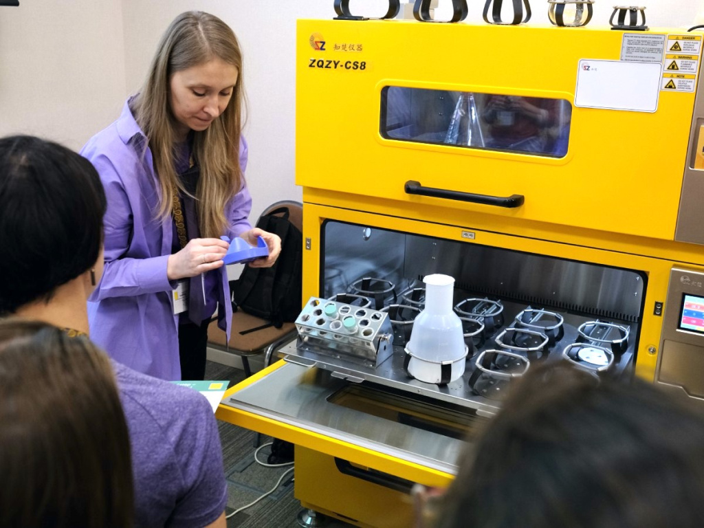 Серия докладов была посвящена подробному обзору доступных на российском рынке шейкеров-инкубаторов и биореакторов от привычных европейских брендов (Infors HT, Aquila Biolabs, Hamilton до новинок из Азии (Zhichu, IKA, Labfreez, Duoning, Bailun Bio)