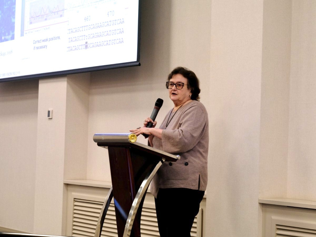 Лапидус Алла Львовна, профессор и руководитель Центра биоинформатики и алгоритмической биотехнологии СПбГУ посвятила свое выступление биоинформатике и ее перспективам, затронула вопросы применения геномного секвенирования и биоинформатического анализа данных в фундаментальных исследованиях и персонализированной медицине.