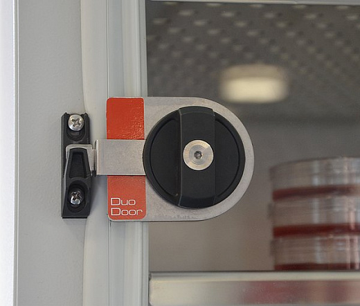 СО₂ инкубатор, 170 л, силиконовая рубашка, ИК-датчик стерилизуемый, стерилизация при 180 °С, регулятор О₂, активное увлажнение, СВ 150, фото с приближением